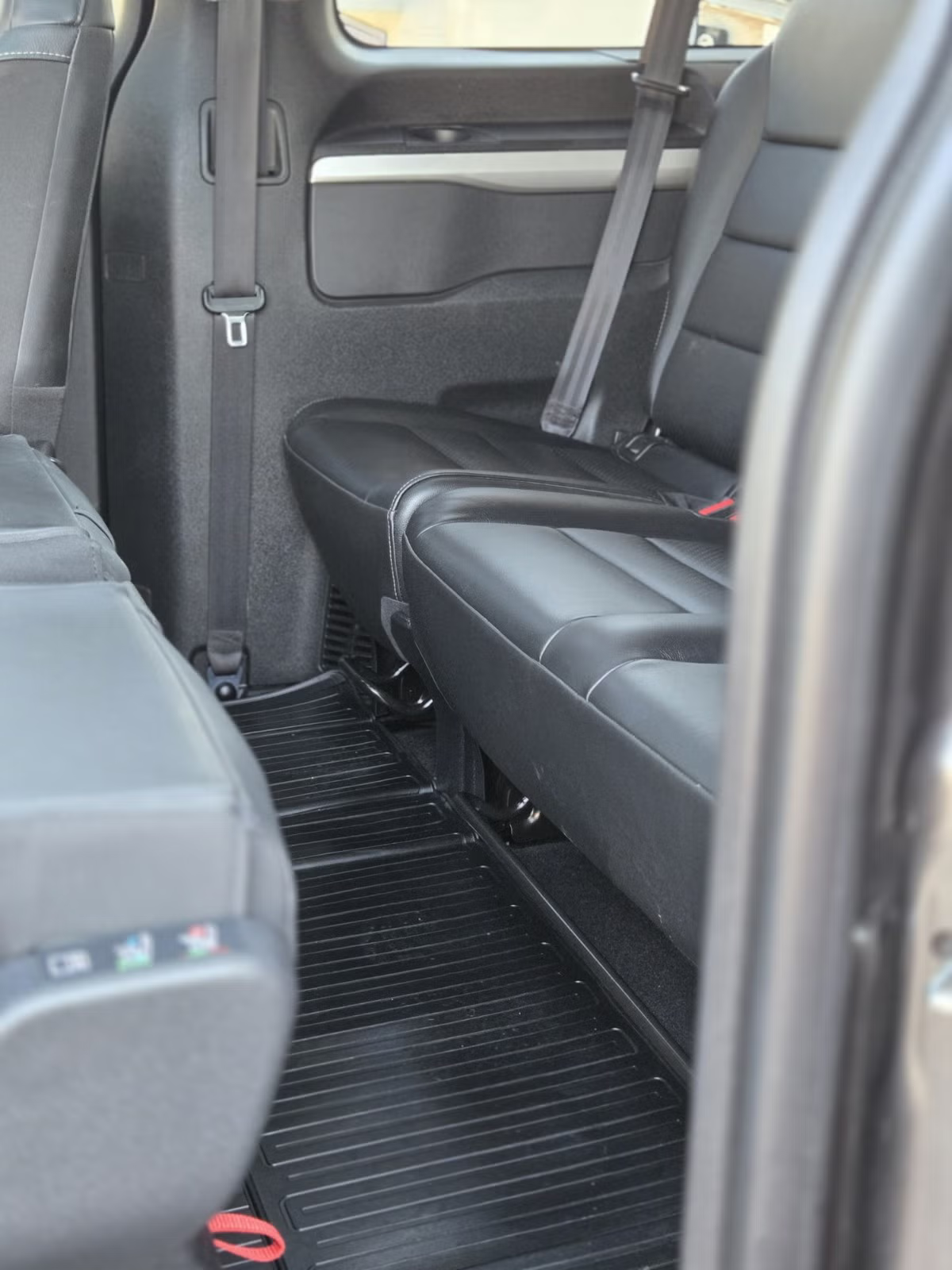 Peugeot Traveller Executive Family 2021 12