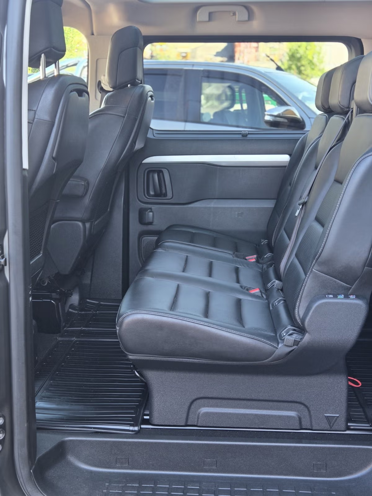 Peugeot Traveller Executive Family 2021 14