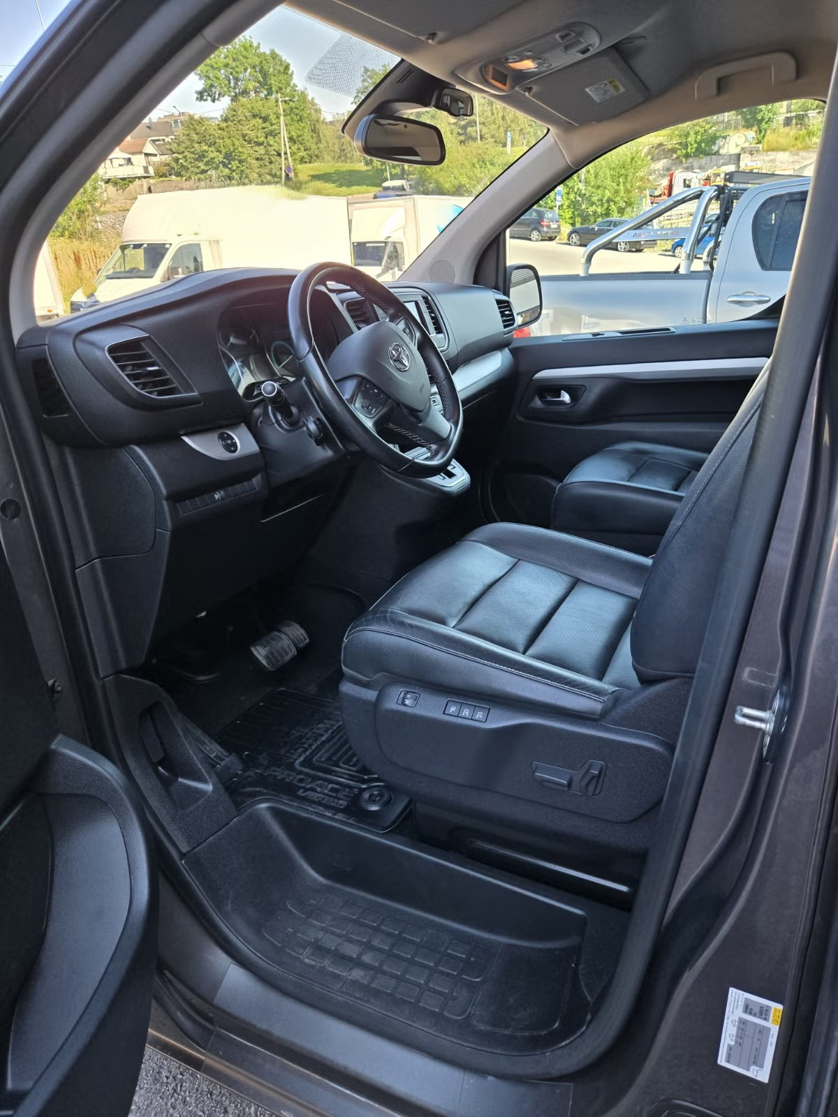 Peugeot Traveller Executive Family 2021 9