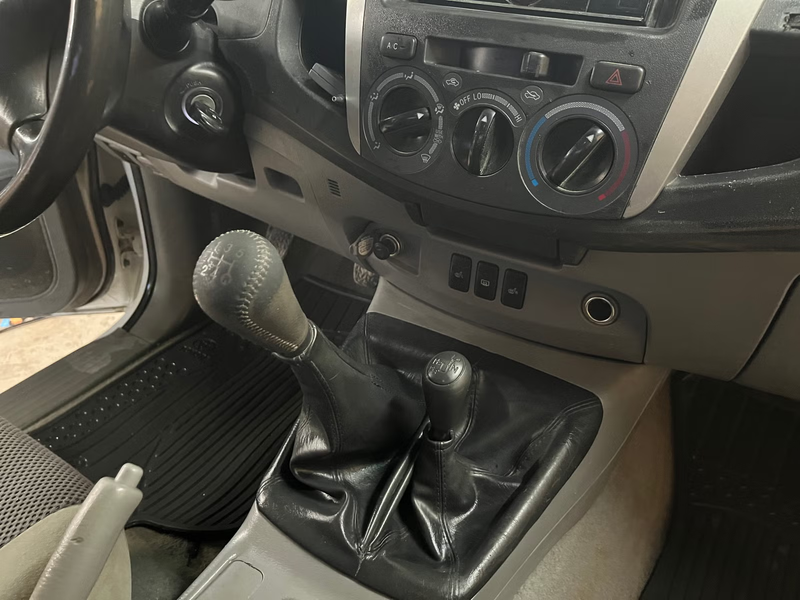 Toyota HiLux 2010 10