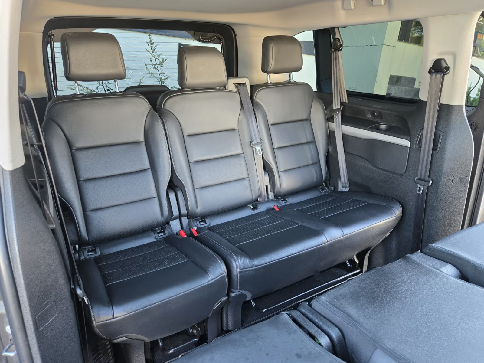 Peugeot Traveller Executive Family 2021 15